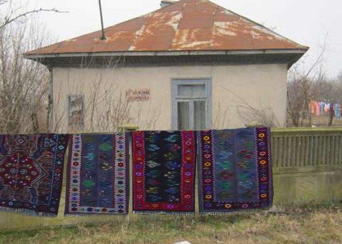 Sătenii din zona Vrancea au lăsat covoarele afară, pe garduri, să le scuture viitorul seism!