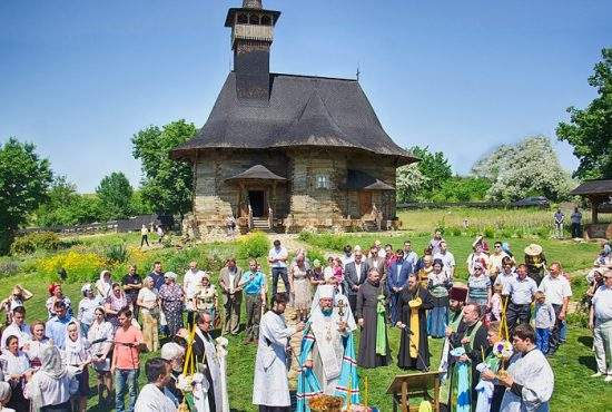 Într-un sat din România oamenii sunt aşa de înapoiaţi că încă se închină la Dumnezeu, nu la Boca