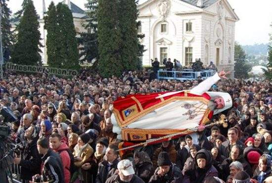 Poza zilei! Patriarhul Daniel a făcut crowdsurfing peste babele adunate la Sf. Parascheva