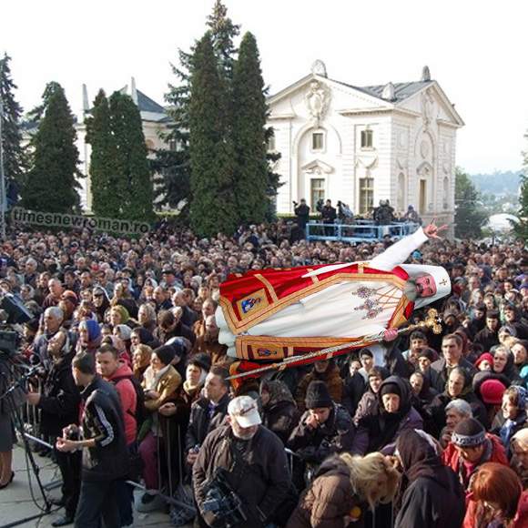 Poza zilei! Patriarhul Daniel a făcut crowdsurfing peste babele adunate la Sf. Parascheva