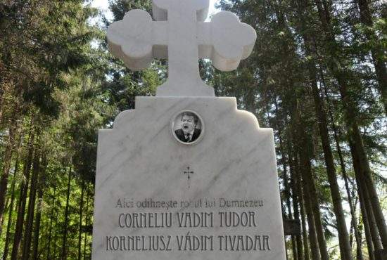 Lipsă de respect! Cineva a pus o cruce bilingvă la mormântul lui Vadim