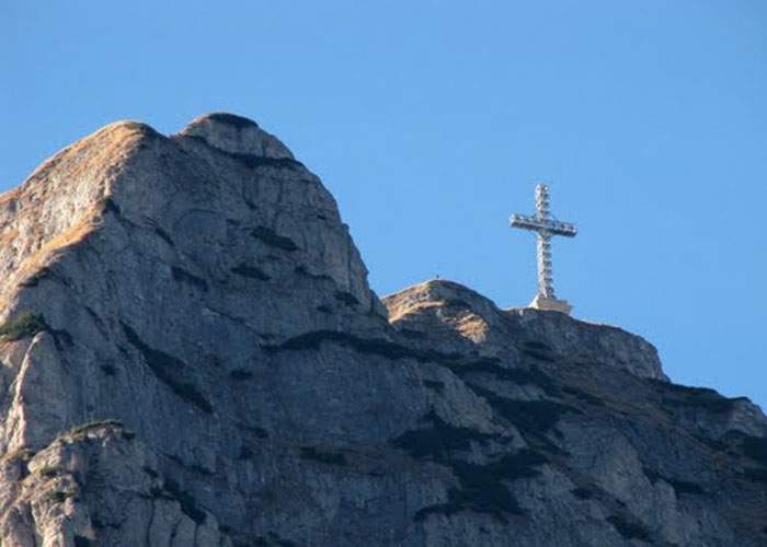 Şocant! Arheologii au descoperit că sub crucea Caraiman nu este nimeni îngropat