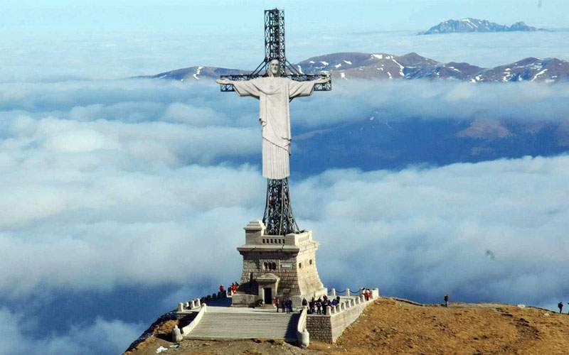 Crucea de pe Caraiman, în sfârșit finalizată. România a cumpărat Iisusul din Rio