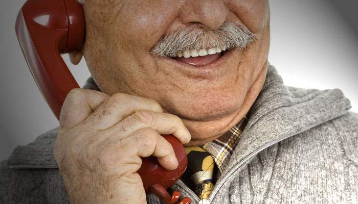 Pensionarii români cer revenirea la cuplajul telefoanelor: nu mai știm nimic de vecini!