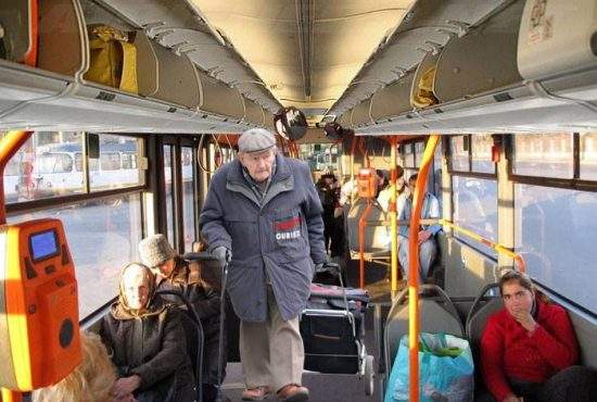 Un grup de pensionari şi-au făcut firmă de curierat, profitând că au gratuitate pe Ratb