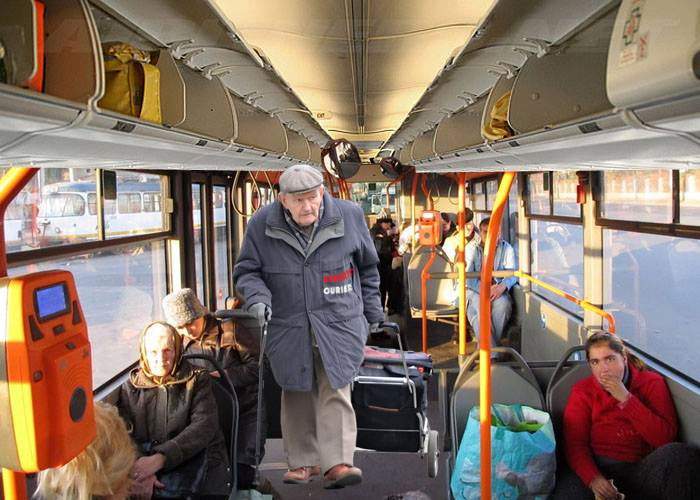 Un grup de pensionari şi-au făcut firmă de curierat, profitând că au gratuitate pe Ratb