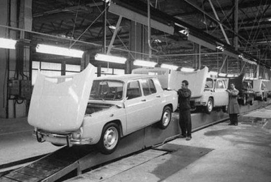 România serbează azi 47 ani de la lansarea primei maşini Dacia, şi mâine 47 ani de când e în service