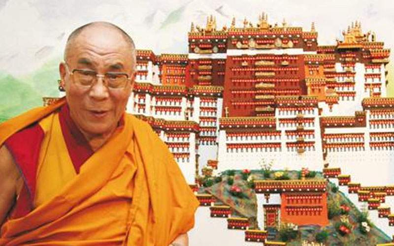 Dalai Lama, acuzat că şi-a luat şase case cu banii câştigaţi din meditaţie