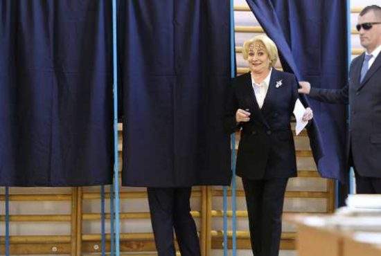 Nereguli grave la o secție de vot din Teleorman! Mai multe persoane au votat cu Dăncilă