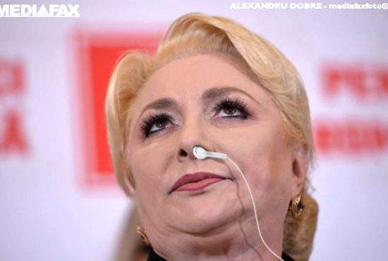 Viorica Dăncilă, surprinsă cu o cască în nas la conferinţa de presă