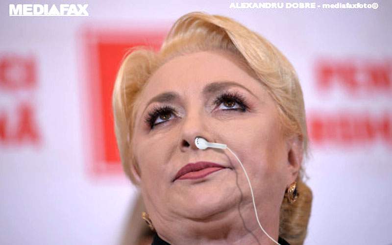 Viorica Dăncilă, surprinsă cu o cască în nas la conferinţa de presă