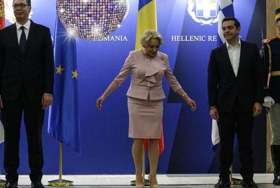 Încă o gafă diplomatică? Viorica Dăncilă a oprit imnul Greciei “că nu dansa nimeni” şi a băgat Dansul Pinguinului