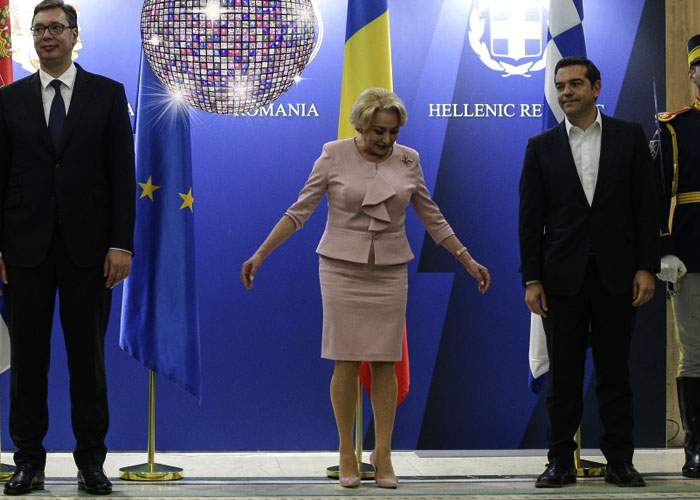 Încă o gafă diplomatică? Viorica Dăncilă a oprit imnul Greciei “că nu dansa nimeni” şi a băgat Dansul Pinguinului