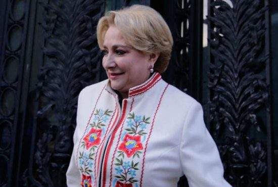 Viorica Dăncilă stă de 4 ore la uşa sediului PSD şi aşteaptă să-i spună Dragnea dacă să împingă sau să tragă