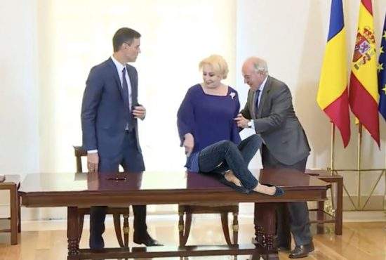 Încă o gafă a Vioricăi Dăncilă! De frică să nu se aşeze din nou pe scaunul greşit, s-a aşezat pe masă