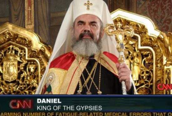 Veşmintele de aur nasc confuzii! CNN l-a prezentat drept noul rege al ţiganilor pe Patriarhul Daniel