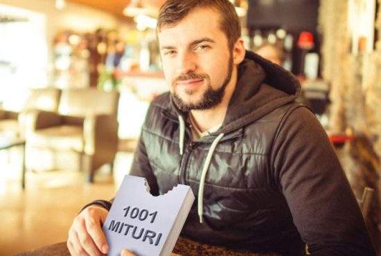 Dezamăgit că nu găseşte gândaci în iaurt, cum a citit pe internet, un român şi-i pune singur