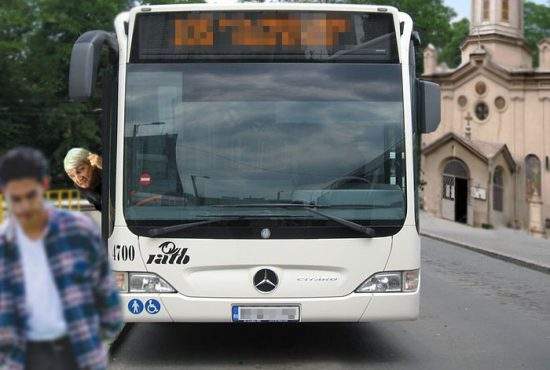 Un călător a fost dat jos din autobuz pentru că nu şi-a făcut cruce în dreptul bisericii