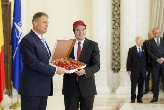 Pentru că nu a avut mărunt să lase băiatului cu pizza, Iohannis l-a decorat cu Steaua României