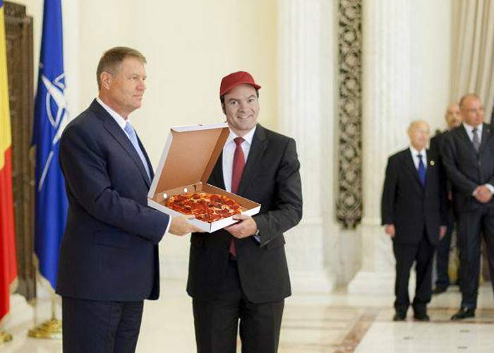 Pentru că nu a avut mărunt să lase băiatului cu pizza, Iohannis l-a decorat cu Steaua României