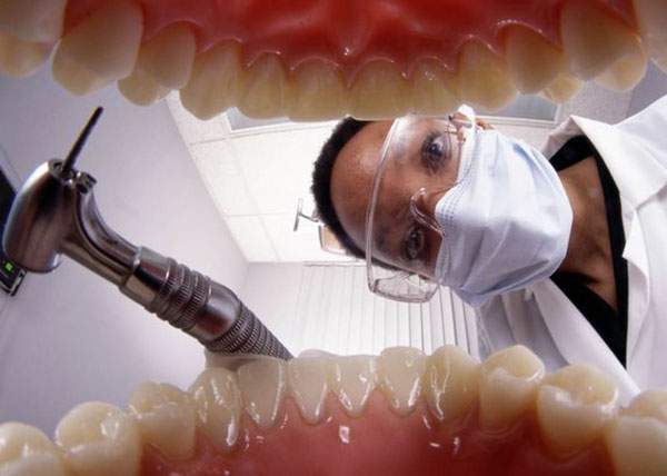 Pedeapsă divină! Lângă un vecin care dădea cu bormașina de 6 luni s-a mutat un dentist