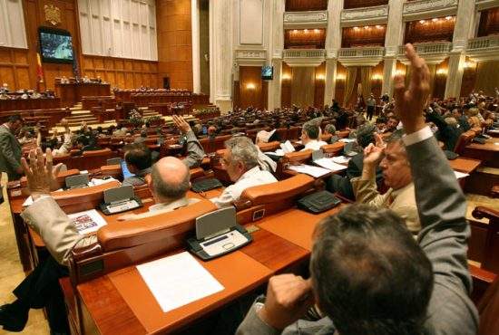 Deputaţii au votat legea care obligă supermarketurile să vândă 50% produse Hexi Pharma