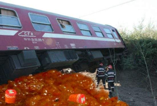 Un tren burduşit cu studenţi a deraiat, 30.000 de borcane de zacuscă distruse