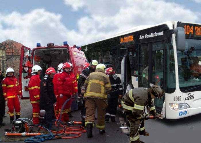 SMURD a fost chemat să descarcereze un pensionar încleștat de bara de lângă ușa dintr-un autobuz RATB