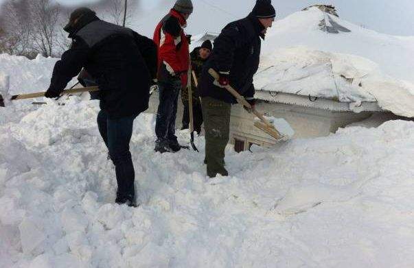 Farsă inumană! Câţiva vasluieni, păcăliţi să deszăpezească o casă: „Ni s-a spus că acolo e cârciuma”