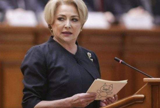 Surse: Viorica Dăncilă doar se preface că citeşte de pe foi, de fapt trebuie să-i şoptească Dragnea în cască