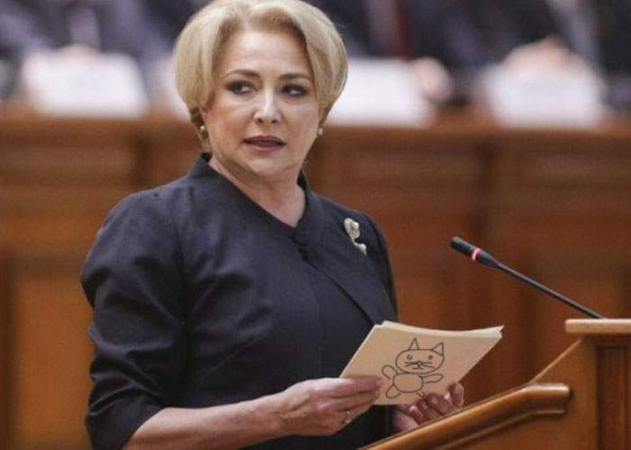 Surse: Viorica Dăncilă doar se preface că citeşte de pe foi, de fapt trebuie să-i şoptească Dragnea în cască