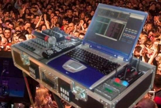 Inventivitate! Un DJ român își trimite doar laptopul la concerte și roagă pe cineva să dea play