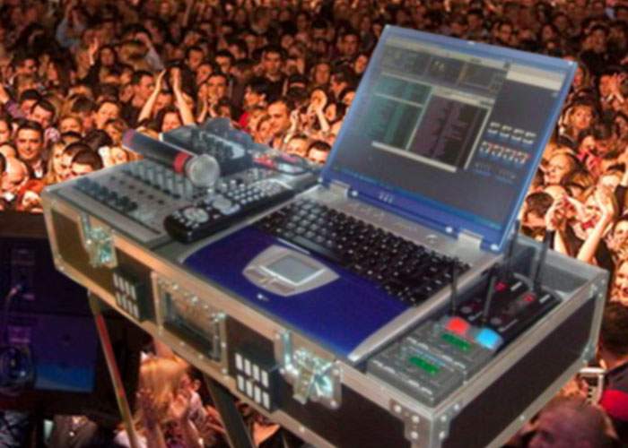 Inventivitate! Un DJ român își trimite doar laptopul la concerte și roagă pe cineva să dea play