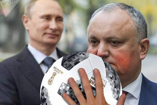 Cât respect! Putin l-a lăsat pe Igor Dodon să umfle cu gura mingea oficială a Mondialului din Rusia