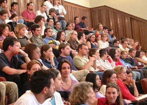 Ca să-şi completeze locurile, universităţile acceptă câte doi studenţi pe o diplomă de Bac