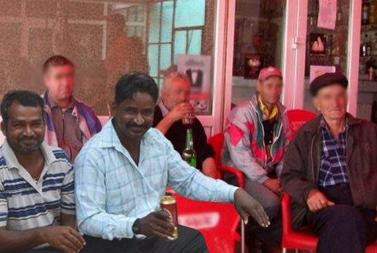 Rămași fără job, cei doi srilankezi beau la birt cu ceilalți 2000 de șomeri din Ditrău