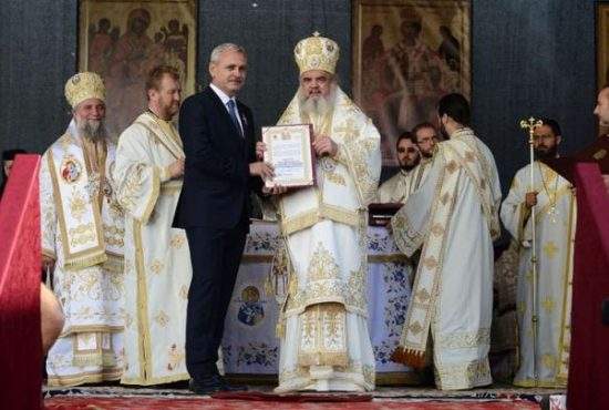 Dragnea nu e singur! Alţi 12 mari români pe care Patriarhul Daniel i-a uns cavaleri