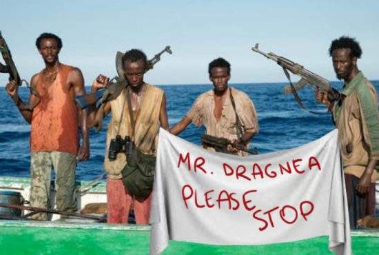 Lucrează şi în vacanţă! Piraţii somalezi din Oceanul Indian se plâng că îi tot jefuieşte Dragnea