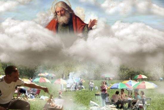 Dumnezeu explică de ce strică vremea în fiecare weekend: “Nu mai suport fumul vostru de mici”