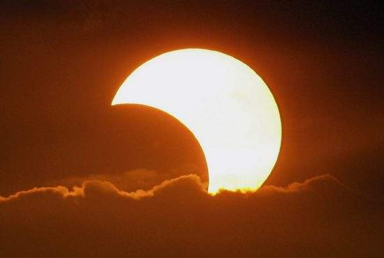 Eclipsă tipic românească! Astronomii spun că şi la noi trebuia să fie totală, dar s-a furat