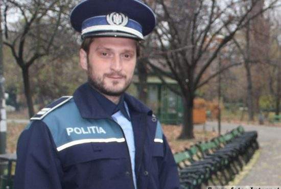 Polițist internat după ce s-a scobit în nas fără să dea masca jos