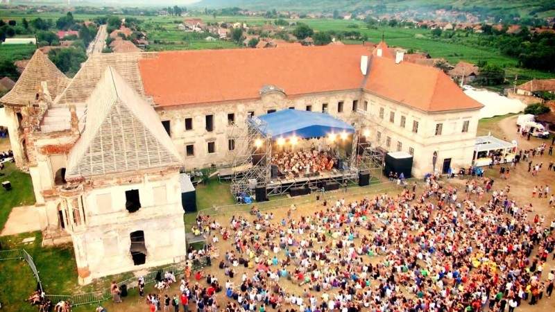 Casele de pariuri dau o cotă de 30 la 1 pentru o manea la Electric Castle