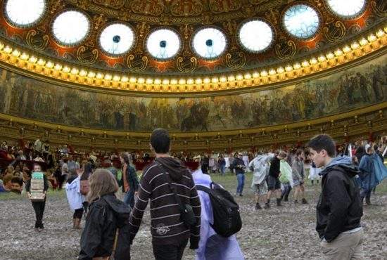 Noul Electric Castle! Ca să vină şi tinerii la “Enescu”, în sala mare a Ateneului se va turna noroi