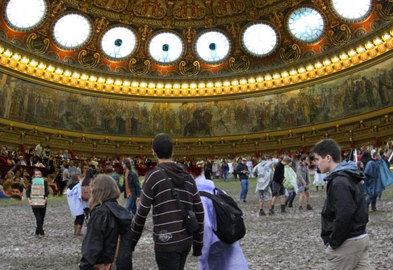 Noul Electric Castle! Ca să vină şi tinerii la “Enescu”, în sala mare a Ateneului se va turna noroi