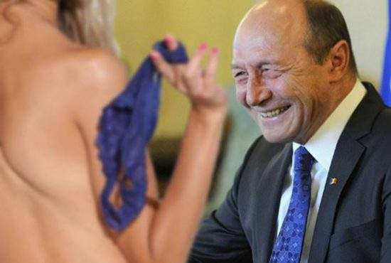 Băsescu, surprins de Elena Udrea: „Eu i-am luat sutienul de atâtea ori, nu s-a plâns niciodată”