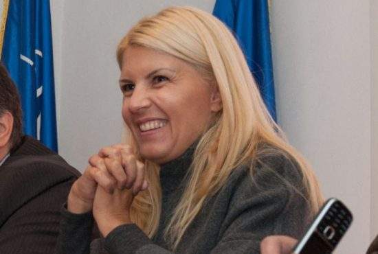 Ambasadorii care au primit scrisori de la Elena Udrea reacționează prompt: ”Trimite poze, nu texte!”
