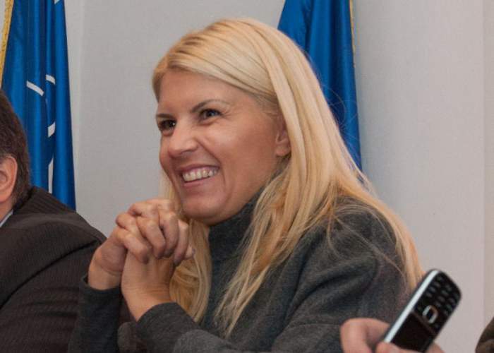 Ambasadorii care au primit scrisori de la Elena Udrea reacționează prompt: ”Trimite poze, nu texte!”