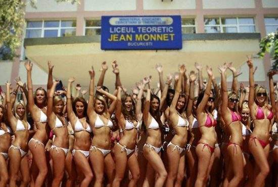 De frică să nu fie date afară din cauza fustei, elevele de la Jean Monnet vin la școală în bikini