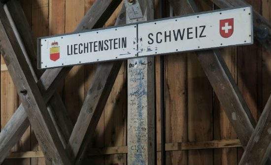Oamenii din Liechtenstein, nevoiţi să treacă în Elveţia ca să aibă un metru între ei