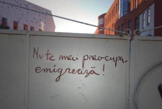 În sfârşit, un mesaj inteligent pe zidurile din București: “Nu te mai preocupa, emigrează!”